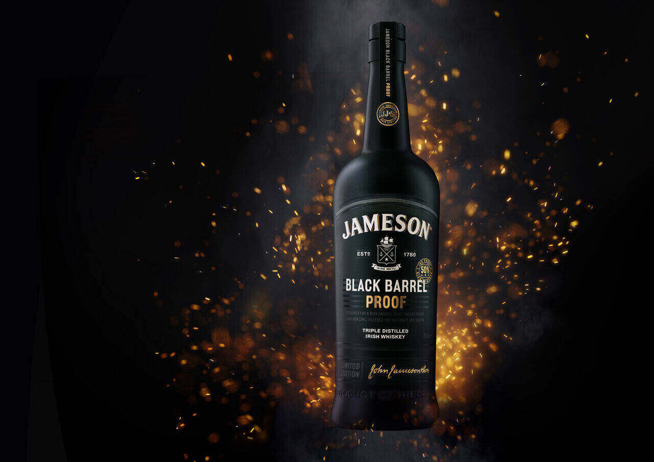 Jameson. Джемисон Блэк баррель. Джеймсон Блэк эдишн. Ирландский виски в черной бутылке. Jameson Black Barrel со стаканами.